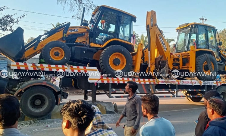 Kushatgi: ಡಿವೈಡರ್ ಗೆ ಡಿಕ್ಕಿ ಹೊಡೆದ ಟ್ರಕ್; ಸಂಚಾರ ಅಸ್ತವ್ಯಸ್ತ