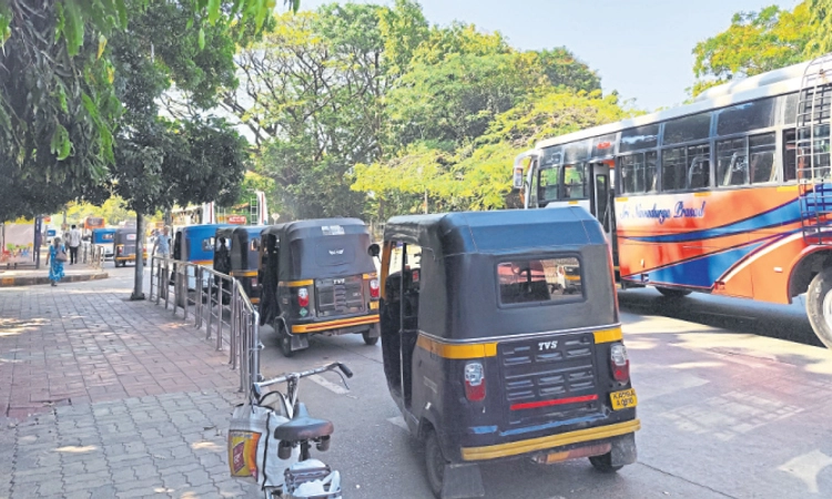 Mangaluru: ನಗರದಲ್ಲಿ ಆಟೋ ರಿಕ್ಷಾ ನಿಲ್ದಾಣಗಳ ಕೊರತೆ