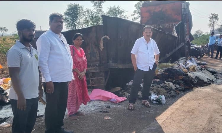 Lokapur: ಅಕ್ರಮವಾಗಿ ಪಡಿತರ ಅಕ್ಕಿ ಸಾಗಾಟ ಮಾಡುತ್ತಿದ್ದ ಲಾರಿ ಬೆಂಕಿಗಾಹುತಿ