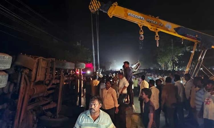 Siruguppa: ಡಿವೈಡರ್ ಗೆ ಡಿಕ್ಕಿ ಹೊಡೆದು ಪಲ್ಟಿಯಾದ ಲಾರಿ… ವೃದ್ಧೆ ಕಾಲಿಗೆ ಗಂಭೀರ ಗಾಯ