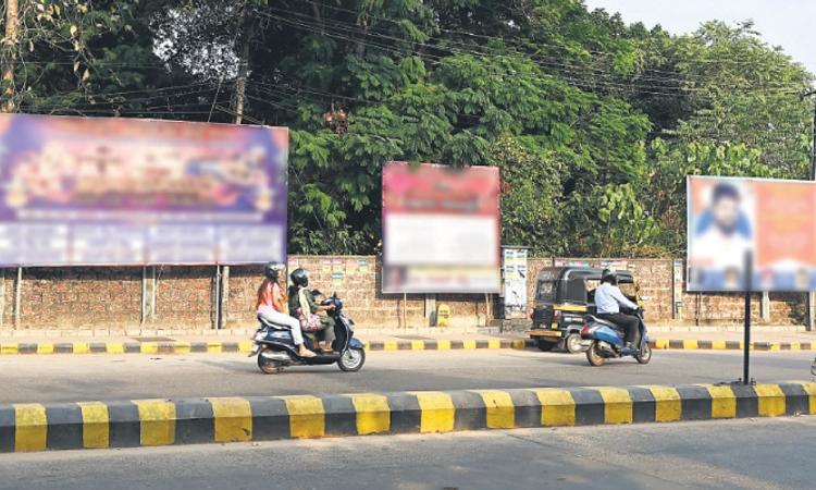 Mangaluru: ಪಾಲಿಕೆ ಎದುರೇ ಫ್ಲೆಕ್ಸ್‌ ಹಾಕಿದರೂ ಮೌನ!