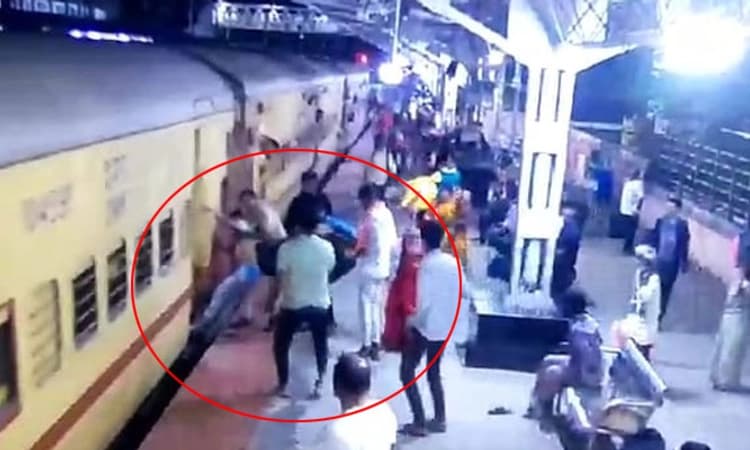 Davanagere: ರೈಲಿಗೆ ಸಿಲುಕುತ್ತಿದ್ದಾತನನ್ನು ರಕ್ಷಿಸಿದ ಆರ್‌ಪಿಎಫ್‌ ಪೇದೆ: ವಿಡಿಯೋ ವೈರಲ್
