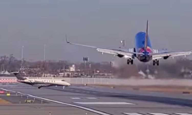 Airlines: ರನ್‌ ವೇನಲ್ಲಿ ಪ್ರಯಾಣಿಕ ವಿಮಾನಕ್ಕೆ ಅಡ್ಡಬಂದ ಜೆಟ್‌ ವಿಮಾನ-ತಪ್ಪಿದ ದುರಂತ!