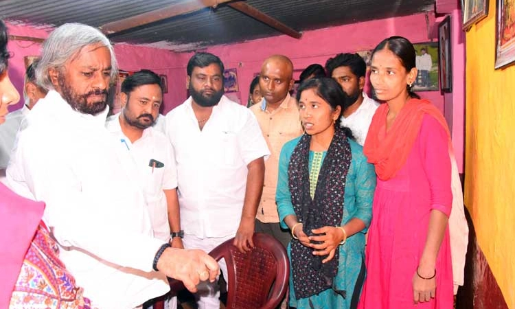 Bidar: ರಸ್ತೆ ಅಪಘಾತದಲ್ಲಿ ಮೃತಪಟ್ಟ ಕುಟುಂಬಕ್ಕೆ ಸಚಿವ ಈಶ್ವರ ಖಂಡ್ರೆ ಸಾಂತ್ವನ
