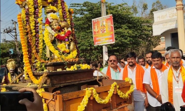 Hunsur: ಗದ್ದಿಗೆಯಲ್ಲಿ ವಿಜೃಂಭಣೆಯಿಂದ ನಡೆದ ಹನುಮಂತೊತ್ಸವ