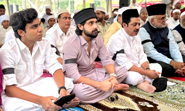 Eid: ವಕ್ಫ್ ತಿದ್ದುಪಡಿ ಮಸೂದೆಗೆ ವಿರೋಧ: ಕೈಗೆ ಕಪ್ಪು ಪಟ್ಟಿ ಧರಿಸಿ ಪ್ರಾರ್ಥನೆ
