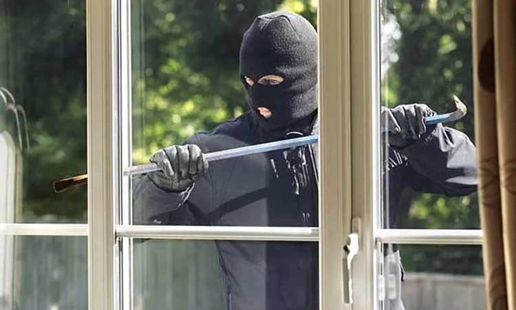 Arrested: ಮನೆಯಲ್ಲಿ ಕಳ್ಳತನ ನಡೆದಿದೆ ಎಂದು ದೂರು ನೀಡಿದ ವ್ಯಕ್ತಿಯನ್ನೇ ಬಂಧಿಸಿದ ಪೊಲೀಸರು