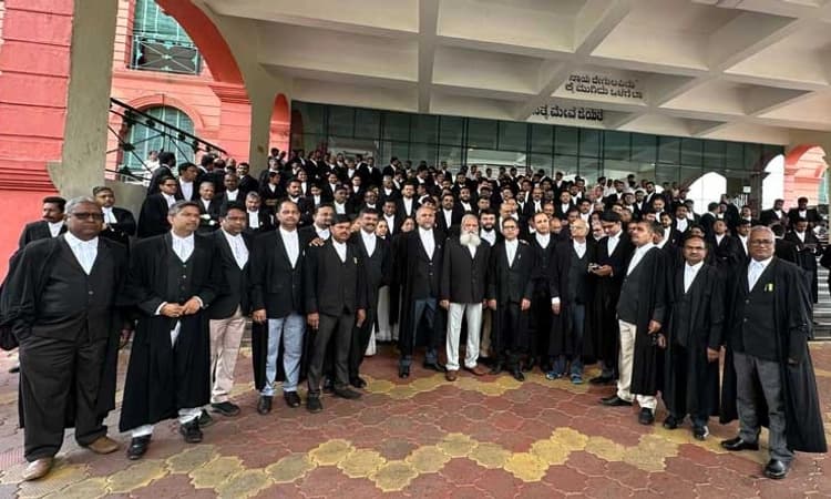 Dharwad: ಹೈಕೋರ್ಟ್ ನ್ಯಾಯಮೂರ್ತಿಗಳ ವರ್ಗಾವಣೆ ಹಿಂಪಡೆಯಲು ಆಗ್ರಹಿಸಿ ವಕೀಲರ ಪ್ರತಿಭಟನೆ