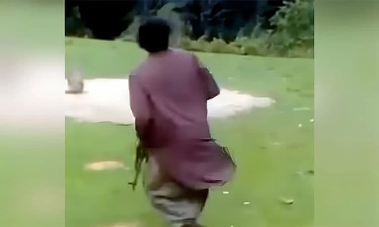 Pahalgam; AK-47 ಹಿಡಿದ ದಾಳಿಕೋರನ ಮೊದಲ ಫೋಟೋ ಬಹಿರಂಗ: ಇಬ್ಬರು ಉ*ಗ್ರರ ಬೇಟೆ