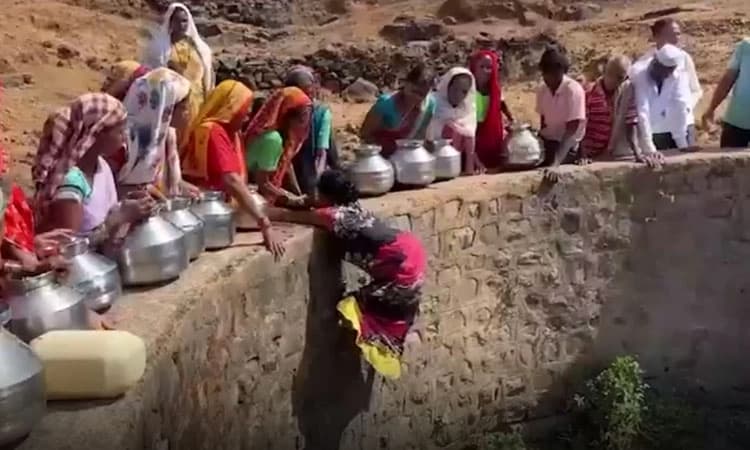 ನೀರಿಗಾಗಿ ಪರದಾಟ: ನಾಸಿಕ್‌ನಲ್ಲಿ 30 ಅಡಿಯ ಬಾವಿಗಿಳಿದ ಮಹಿಳೆ!
