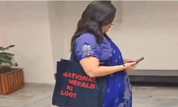 Bansuri Swaraj: “ನ್ಯಾಶನಲ್‌ ಹೆರಾಲ್ಡ್‌ ಲೂಟಿ’ ಬರಹದ ಕೈಚೀಲ ತಂದ ಬಾನ್ಸುರಿ