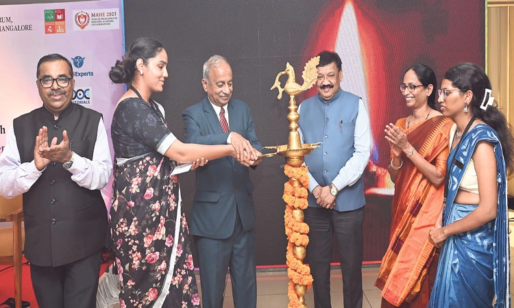 ಸಮಾಜಕ್ಕೆ ಬೇಕಾದ ಜನೋಪಯೋಗಿ ಸಂಶೋಧನೆಗೆ ಒತ್ತುಕೊಡಿ: ಡಾ.ಎಂ.ಡಿ.ವೆಂಕಟೇಶ್‌