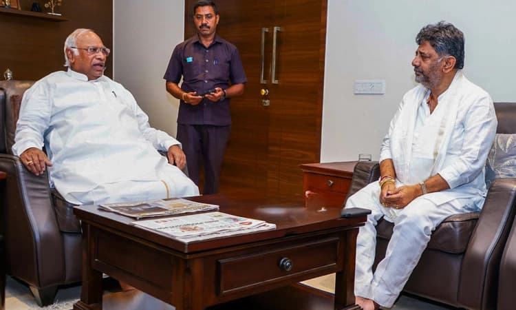 Caste Census: ಮಲ್ಲಿಕಾರ್ಜುನ ಖರ್ಗೆ ಜತೆ ಡಿ.ಕೆ. ಶಿವಕುಮಾರ್‌ ಚರ್ಚೆ