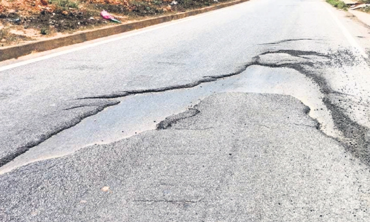 Udupi: ಹದಗೆಟ್ಟಿದೆ ಅಂಬಲಪಾಡಿ ಸರ್ವಿಸ್‌ ರಸ್ತೆ