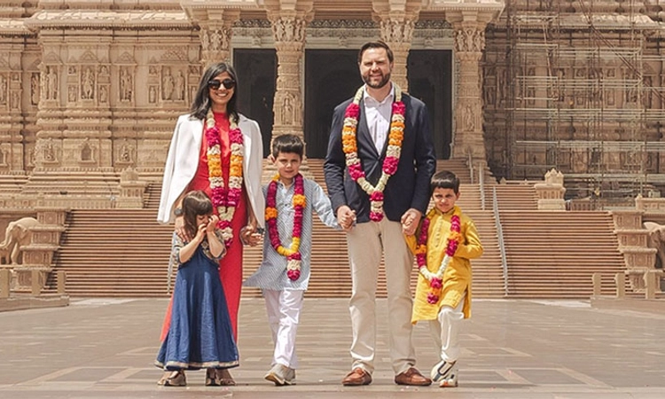 US ಉಪಾಧ್ಯಕ್ಷ ಭಾರತ ಪ್ರವಾಸ: ಕುಟುಂಬ ಸಮೇತ ಅಕ್ಷರಧಾಮ ದೇಗುಲ ಭೇಟಿ