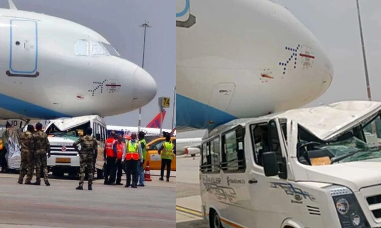 ಬೆಂಗಳೂರು ನಿಲ್ದಾಣದಲ್ಲಿ ಕೆಟ್ಟುನಿಂತ ವಿಮಾನಕ್ಕೆ ಟೆಂಪೋ ಟ್ರಾವೆಲರ್‌ ಡಿಕ್ಕಿ!