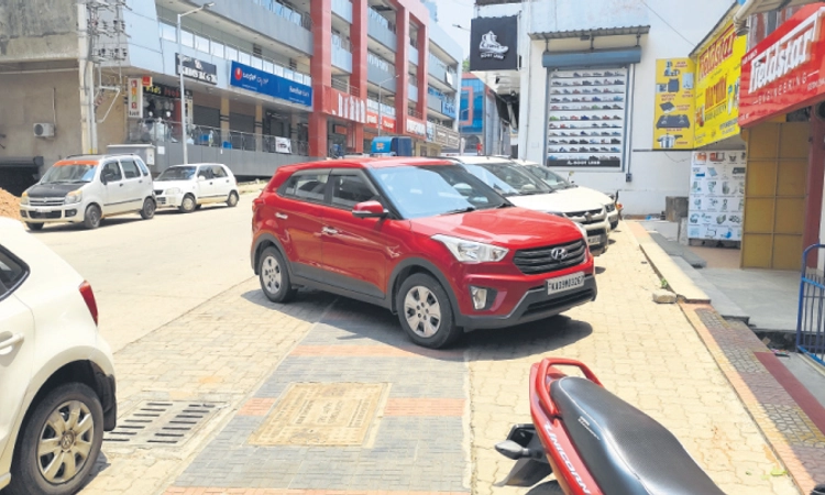 Mangaluru: ಪಿಎಂ ರಾವ್‌ ರಸ್ತೆ: ಮತ್ತೆ ಅವ್ಯವಸ್ಥಿತ ಪಾರ್ಕಿಂಗ್‌