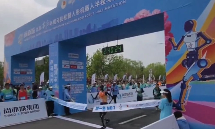 China;ರೋಬೋಗಳ ವಿಶ್ವದ ಮೊದಲ ಮ್ಯಾರಥಾನ್‌: ವಿಡಿಯೋ ನೋಡಿ