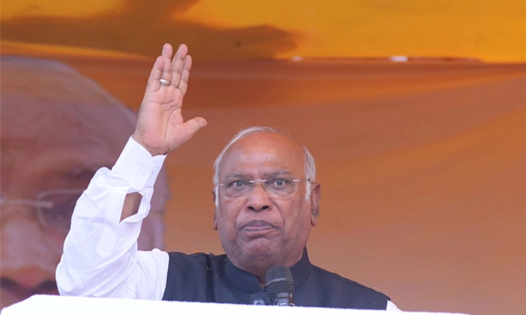 ED ಚಾರ್ಜ್‌ಶೀಟ್‌ಗೆ ನಾವು ಹೆದರಲ್ಲ: ಖರ್ಗೆ ಕಿಡಿ