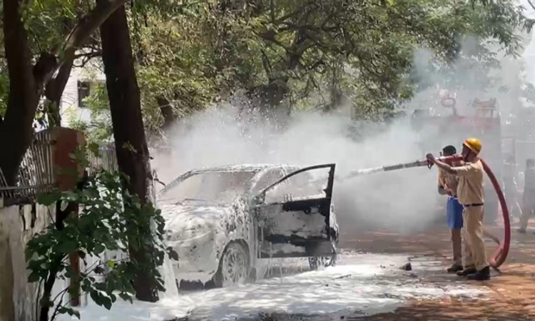 Bidar: ನಗರಸಭೆ ಅವರಣದಲ್ಲಿ ಹೊತ್ತಿ ಉರಿದ ಕಾರು