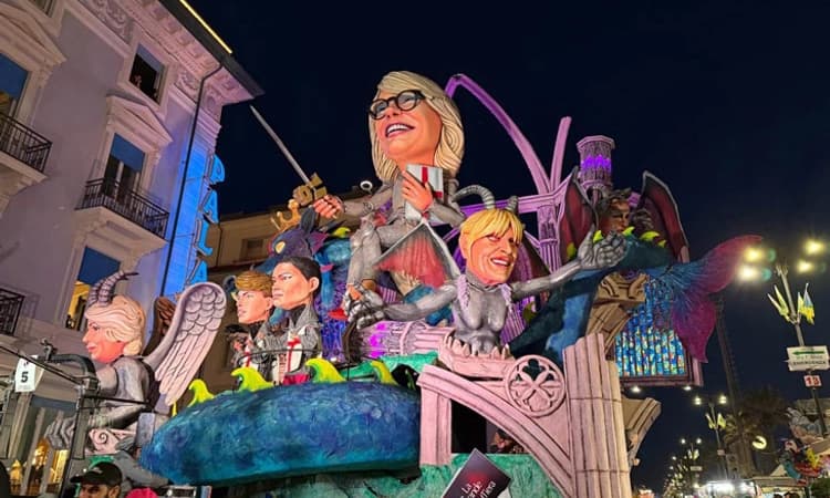 ಬಣ್ಣದಲ್ಲಿ ರಂಗೇರಿದ ಇಟಲಿ ಮನಸುಗಳು : ಪೀಸಾದಲ್ಲಿ ಸ್ನೇಹ ಬಾಂಧವರ ಹೋಳಿ ಆಚರಣೆ