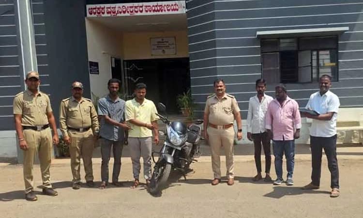 Mudhol: ಡ್ರಾಪ್ ಕೊಡುವ ನೆಪದಲ್ಲಿ ವ್ಯಕ್ತಿಯ ಸುಲಿಗೆ… ಇಬ್ಬರು ಆರೋಪಿಗಳ ಬಂಧನ