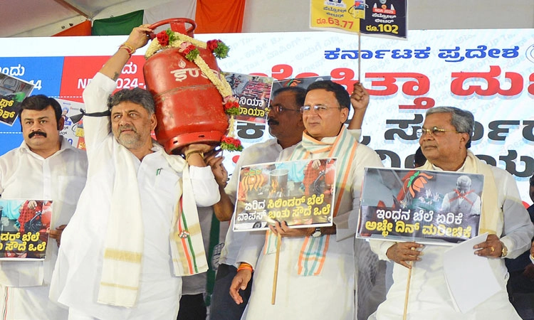 ಬೆಲೆ ಏರಿಕೆ: ಕೇಂದ್ರ ಸರಕಾರದ ವಿರುದ್ಧ ಕಾಂಗ್ರೆಸ್‌ ಬೀದಿಗಿಳಿದು ಹೋರಾಟ