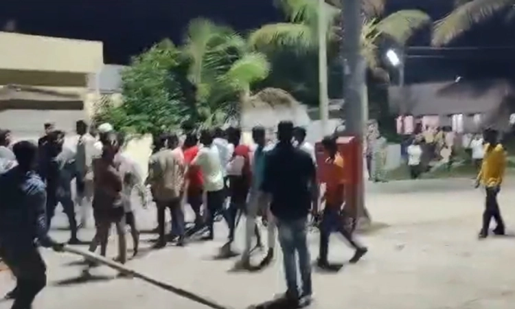 Gadag: ಕ್ಷುಲ್ಲಕ ಕಾರಣಗಳಿಗಾಗಿ ಎರಡು ಗುಂಪುಗಳ ನಡುವೆ ಮಾರಾಮಾರಿ