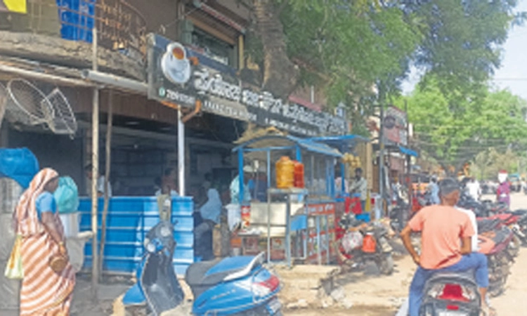 ಇಂಡಿಯಲ್ಲಿ ಇದ್ದೂ ಇಲ್ಲದಂತಾದ ಪಾದಚಾರಿ ಮಾರ್ಗಗಳು