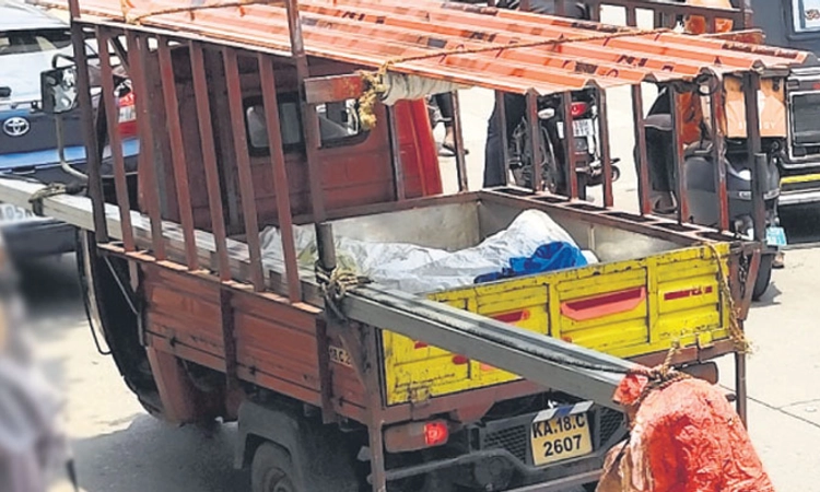 Mangaluru: ಅಪಾಯಕಾರಿ ಸರಕು ಸಾಗಣೆಗಿಲ್ಲ ತಡೆ; ಸ್ಕೂಟರ್‌ಗಳಲ್ಲೂ ಈಗ ಓವರ್‌ಲೋಡ್‌!