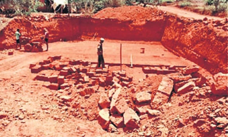 ಆಲೂರು, ಕಾಲ್ತೋಡು ಕೆಂಪು ಕಲ್ಲು ಕ್ವಾರೆಗೆ ಪೊಲೀಸ್‌ ದಾಳಿ-ಟಿಲ್ಲರ್‌ ಜಪ್ತಿ; ಪ್ರಕರಣ ದಾಖಲು