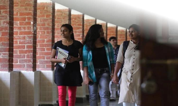 College: ಕಳವಳ ತುಂಬಿದ ಕಂಗಳಲ್ಲಿ ಕಾಲೇಜಿನ ಮೊದಲ ದಿನ