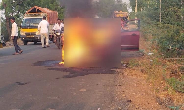 Muddebihal: ಇಂಜಿನ್ ನಲ್ಲಿ ಬೆಂಕಿ; ಕಾರು ಭಸ್ಮ- ಪ್ರಯಾಣಿಕರು ಪಾರು
