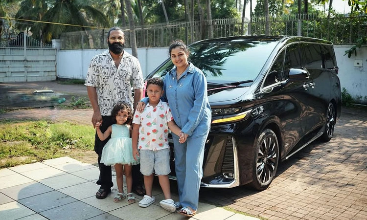 Rishab Shetty: ವೆಲ್‌ಫೈರ್‌ ಕಾರು ಖರೀದಿಸಿದ ರಿಷಬ್‌ ಶೆಟ್ಟಿ