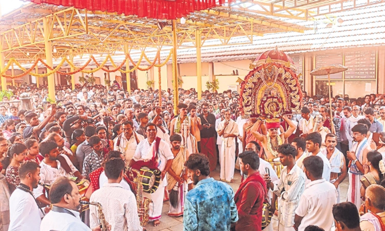 ತುಳುನಾಡಿನಲ್ಲಿ ಬಿಸು ಪರ್ಬ; ಪುತ್ತೂರು ದೇವಸ್ಥಾನದಲ್ಲಿ ಭಕ್ತ ಸಾಗರ
