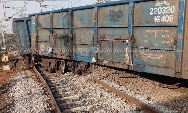 Belagavi: ಹಳಿ‌ ತಪ್ಪಿದ ಗೂಡ್ಸ್ ರೈಲು… ತಪ್ಪಿದ ಅನಾಹುತ, ರೈಲು ಸಂಚಾರಕ್ಕೆ ಅಡಚಣೆ