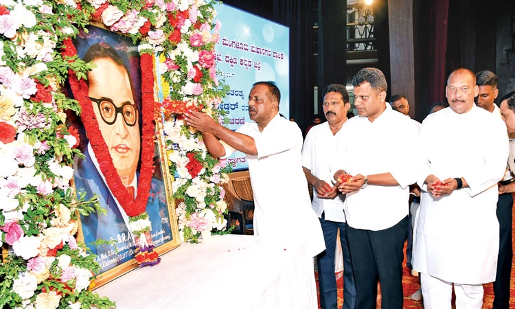 U. T. Khader: ಸಂವಿಧಾನದ ಆಶಯಕ್ಕೆ ತಕ್ಕಂತೆ ನಡೆಯುವವರೇ ನೈಜ ದೇಶಪ್ರೇಮಿಗಳು
