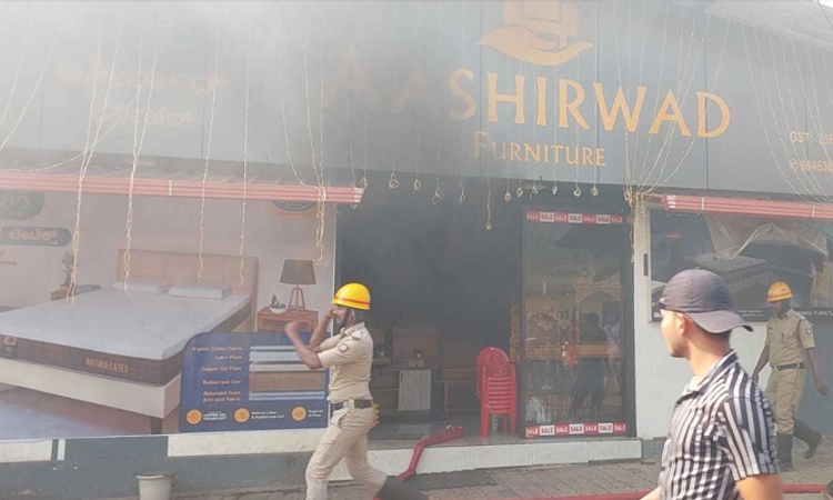 Puttur: ಮಳಿಗೆಯಲ್ಲಿ ಬೆಂಕಿ ಆಕಸ್ಮಿಕ