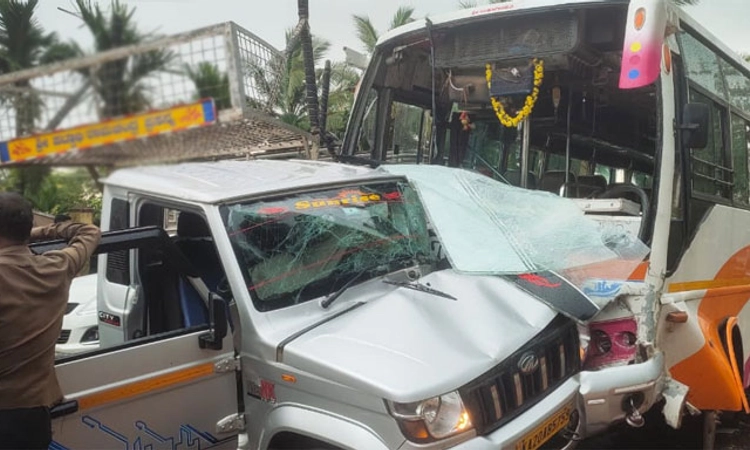 Hiriydaka: ಭೀಕರ ರಸ್ತೆ ಅಪಘಾತ; ಖಾಸಗಿ ಬಸ್‌-ಪಿಕಪ್‌ ವಾಹನ ಢಿಕ್ಕಿ: 2 ಸಾವು