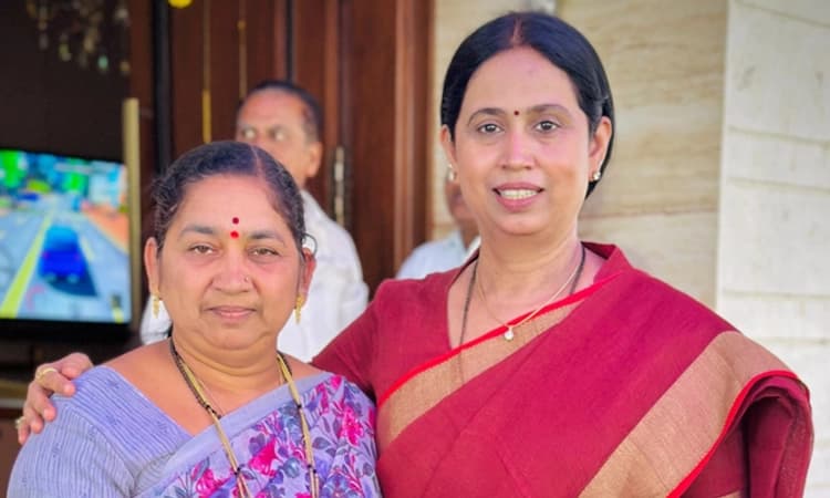 Belagavi: ಬಾಲ್ಯ ಸ್ನೇಹಿತೆಯೊಂದಿಗೆ ಊಟ ಸವಿದ ಸಚಿವೆ ಲಕ್ಷ್ಮೀ ಹೆಬ್ಬಾಳಕರ್