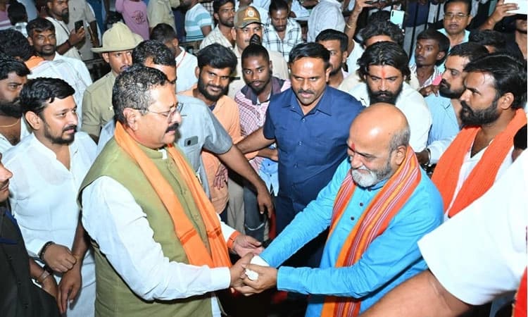 ಶಾಸಕ ಬಸನಗೌಡ ಪಾಟೀಲ್‌ ಯತ್ನಾಳ್‌ ಭಾಷಣ ವೇಳೆ ಮಚ್ಚು ಹಿಡಿದು ನುಗ್ಗಿದ ವ್ಯಕ್ತಿ!