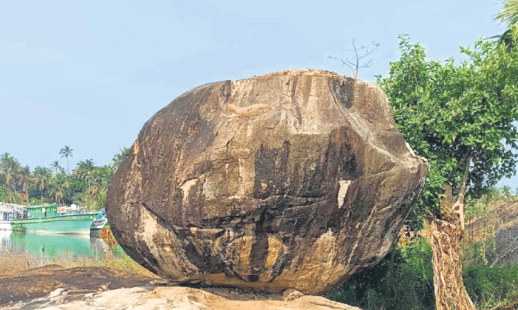 Malpe: ಜನಾಕರ್ಷಣೆ ಪಡೆಯುತ್ತಿದೆ ಕಲ್ಮಾಡಿಯ ಬೃಹತ್‌ ಏಕಶಿಲೆ