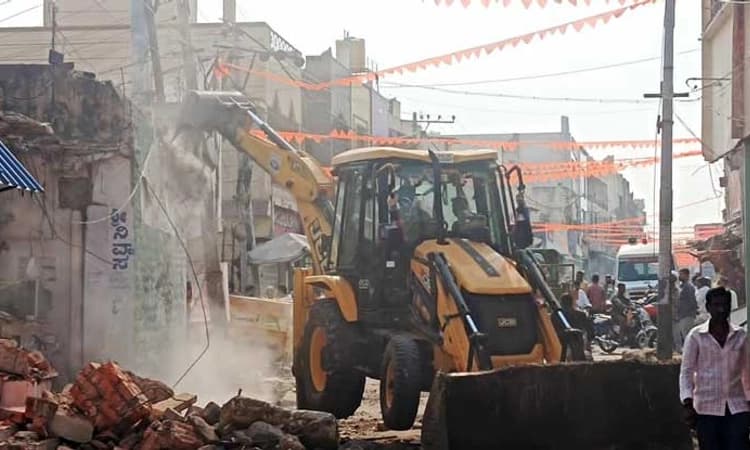 ಕಂಪ್ಲಿಯಲ್ಲಿ ಬೆಳ್ಳಂ ಬೆಳಿಗ್ಗೆ ಜೆಸಿಬಿಗಳ ಘರ್ಜನೆ… ಅಕ್ರಮ ಕಟ್ಟಡಗಳ ತೆರವು ಕಾರ್ಯಾಚರಣೆ