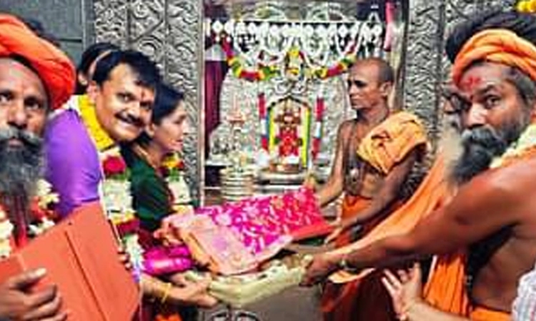 Savadatti: ಯಲ್ಲಮ್ಮ ದೇವಸ್ಥಾನಕ್ಕೆ 4.5 ಲಕ್ಷ ರೂ. ಮೌಲ್ಯದ ಸೀರೆ ಕಾಣಿಕೆ