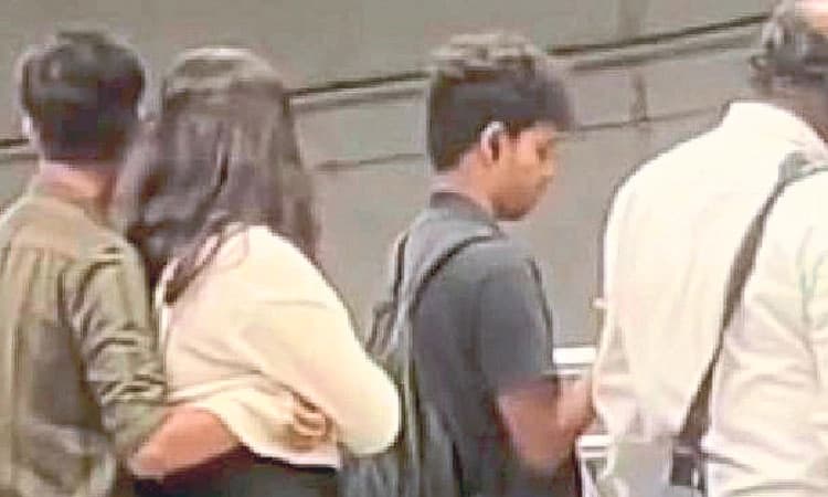 Bengaluru: ಮೆಟ್ರೋ ನಿಲ್ದಾಣದಲ್ಲಿ ಯುವತಿ ಜತೆ ಅಶ್ಲೀ*ಲವಾಗಿ ವರ್ತಿಸಿದ ಯುವಕ