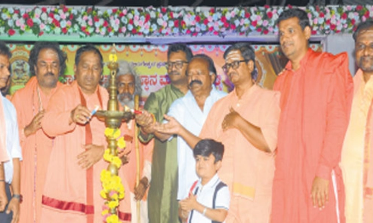 ಜಾನಪದ ಕಲೆ ಮರೆಯಾಗುತ್ತಿರುವುದು ದುರಂತ: ಶ್ರೀ ಸೋಮಶೇಖರ ಶಿವಾಚಾರ್ಯರು ಕಳವಳ