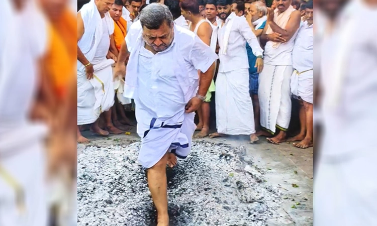 Davanagere: ಹಳೇಪೇಟೆ ಶ್ರೀ ವೀರಭದ್ರೇಶ್ವರ ಸ್ವಾಮಿ ಕೆಂಡ ಹಾಯ್ದ ಸಚಿವ ಮಲ್ಲಿಕಾರ್ಜುನ್