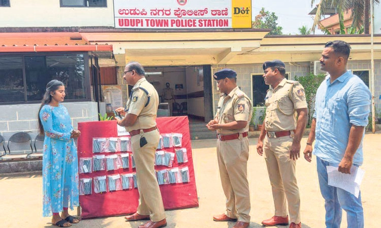 Udupi: ಕಳವಾಗಿದ್ದ 27 ಮೊಬೈಲ್‌ ಫೋನ್‌ ಪತ್ತೆ: ವಾರಸುದಾರರಿಗೆ ಹಸ್ತಾಂತರ