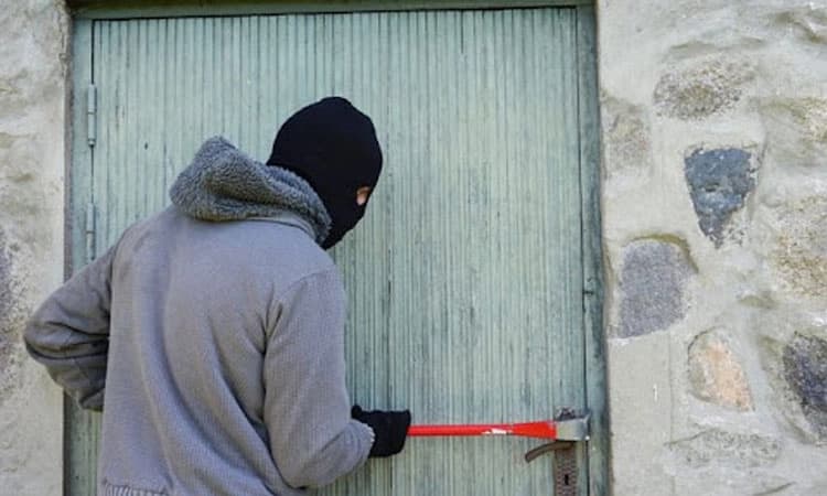 Thirthahalli: ಮನೆ ಕಳ್ಳತನಕ್ಕೆ ಬಂದು ತಪ್ಪಿಸಿಕೊಳ್ಳುವಾಗ ಗುಂಡಿಗೆ ಬಿದ್ದ ಕಳ್ಳ