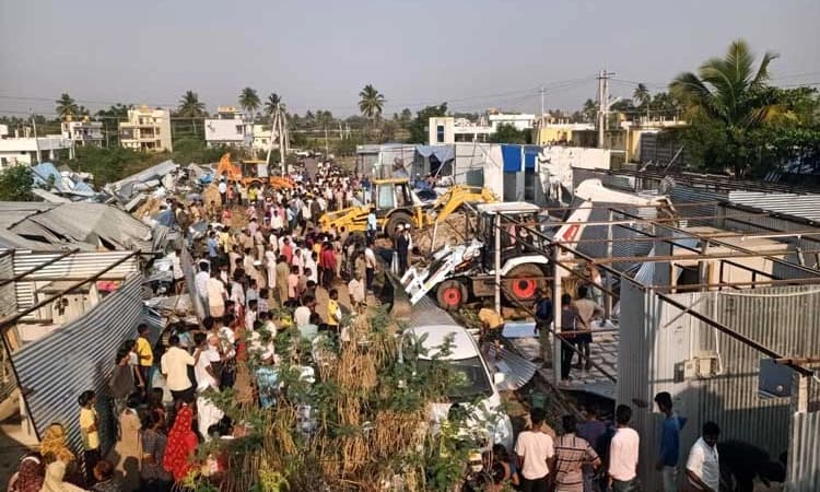 Mahalingpur: ಅನಧಿಕೃತ ಶೆಡ್ ಗಳ ತೆರವು ಕಾರ್ಯಾಚರಣೆ… ಬಿಗಿ ಬಂದೋಬಸ್ತ್
